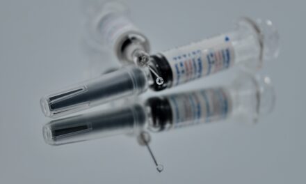 La strana carestia dei vaccini e i suoi artefici