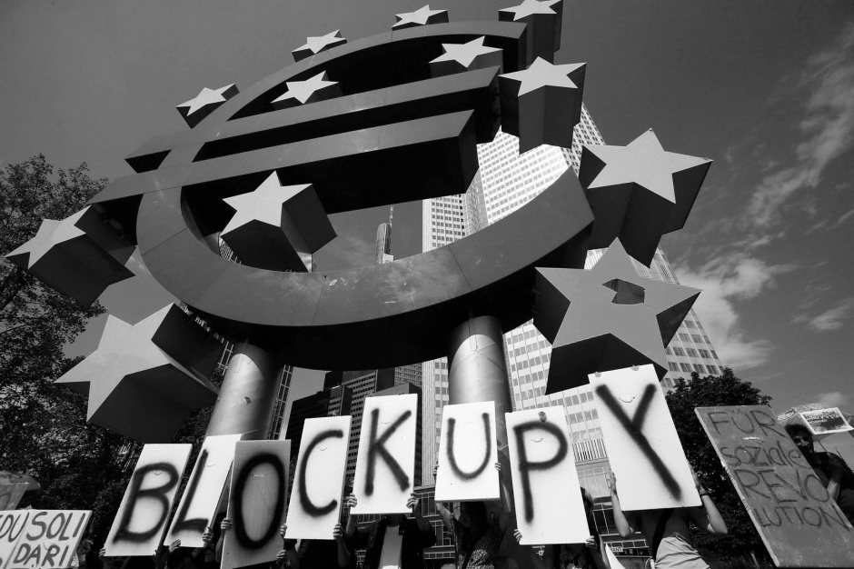 blockupy-vor-eurozeichen-in-frankfurt