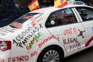 1402494094-taxi-drivers-protest-in-madrid-against-uber-app_4980472
