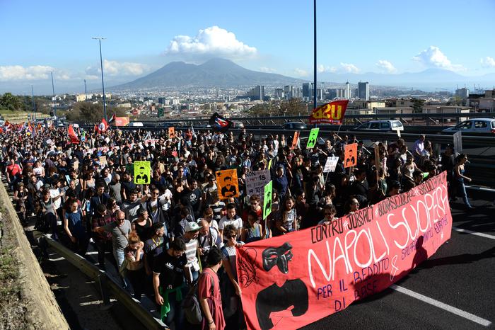 ++ Sciopero: manifestanti bloccano Tangenziale Napoli ++